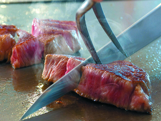 メイン一例｜メインは目の前の鉄板で仕上げる。香りと共に出来立てを頂ける。