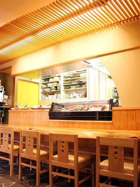 カウンター席｜美しい一枚板のカウンターを挟んで繰り広げられる、料理人の見事な手さばきに釘付け。10名ま...