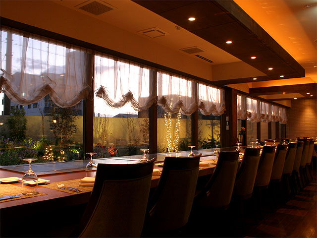 食事会・宴会にも最適｜席の配置、構成はフレキシブルで最大40名まで対応できる。大人数での食事会・宴会に...