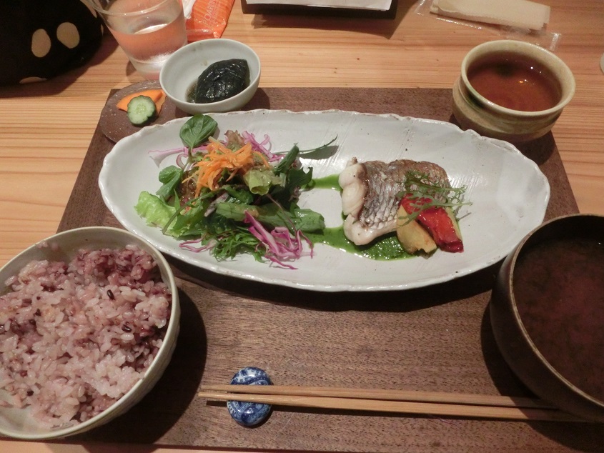 ミツバチ食堂のレポート写真1（レッツなミドル）