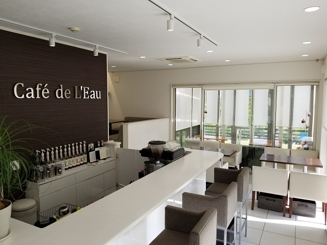 フランス語で「水」を意味する店名のとおり、白を基調とした透明感あふれる店内。貸し切りでの女子会なども...