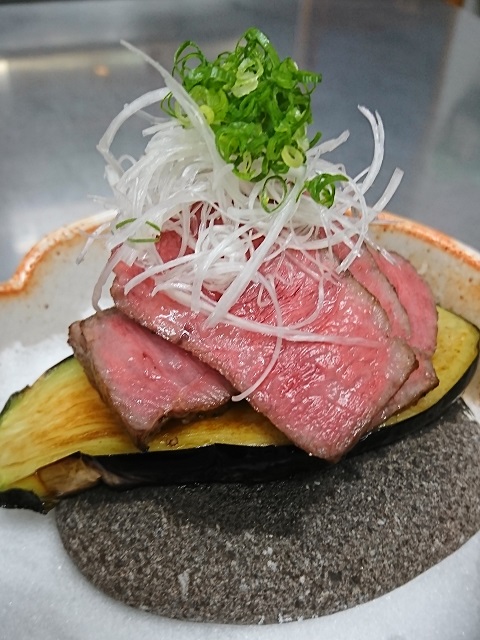 飛騨牛・ふぐを堪能｜ご要望に応じて、ジューシーな飛騨牛を味わえる。また冬季限定で生きたふぐを仕入れて...