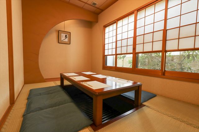 完全個室に半個室｜6名様までご利用いただける完全個室と、4名様までの半個室が2つあり、つなげてご利用いた...