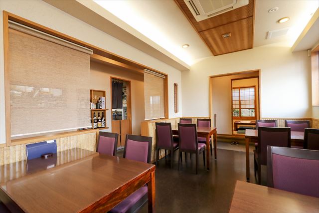 テーブル席もあります｜気軽に利用できるテーブル席は4名様掛けが4つあり、個室とテーブル席を合わせて最大...