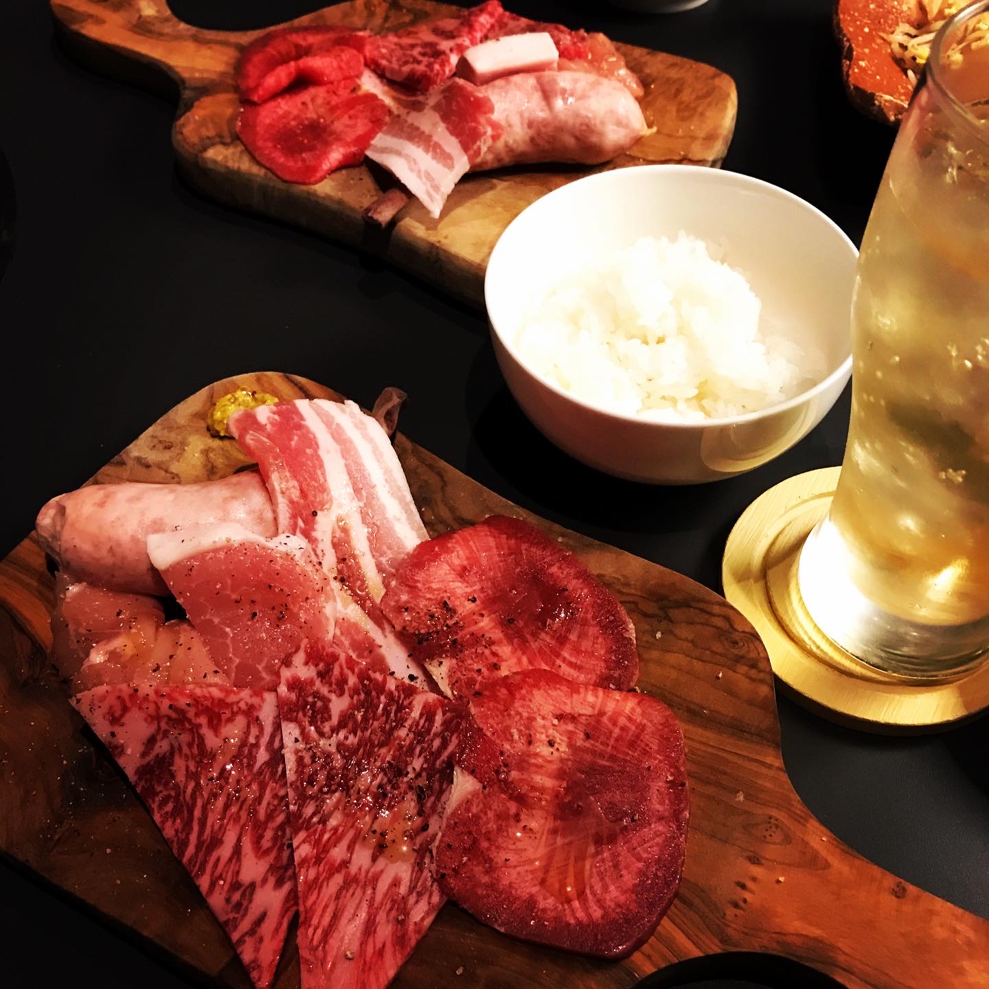 孝作とアームストロングの肉とけむりのレポート写真1（岐阜の食いしん坊担当）