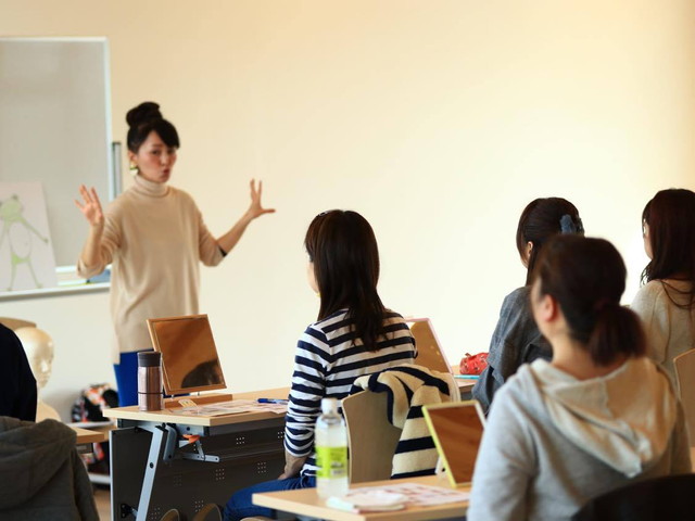 フェイシャルヨガのレッスン風景