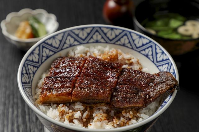 うなぎ丼 並…2,090円｜半身でも食べ応えのある鰻をその場で捌き炭火焼きにしてご提供。お吸い物・漬物付きで...