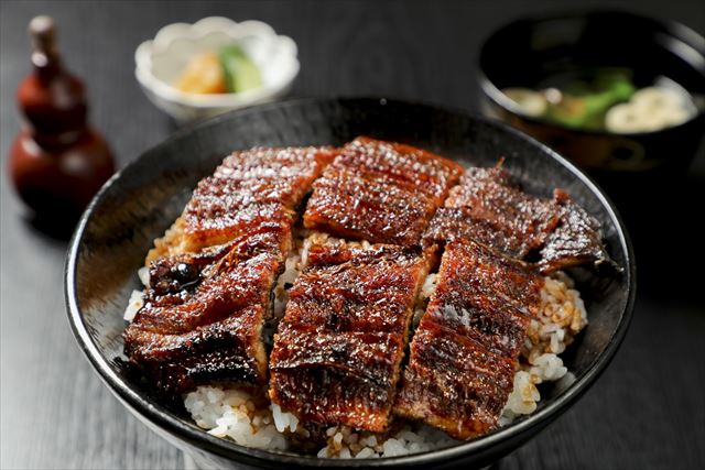 うなぎ丼 上…3,960円｜鰻が一本入ったうなぎ丼に、お漬物と肝吸いがセット。焼いた肝をお吸い物にすることで...