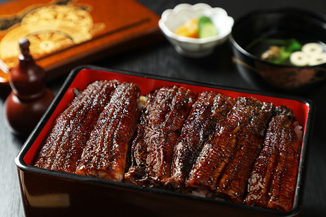 うなぎ丼 特上…5,650円｜たっぷりと鰻を楽しみたい方には鰻一本半の特上を。お重に鰻の存在感、ご飯が見えな...