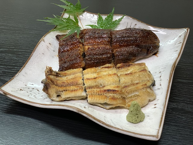うなぎ紅白焼き…3,630円｜お酒とともにじっくりと鰻を楽しむなら長焼きがおすすめ。蒲焼き、白焼きのいいと...