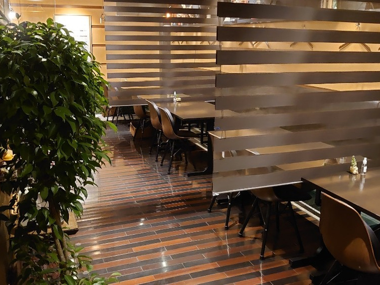 洗練された雰囲気の店内は、フルオープンキッチンになっており、厨房の躍動感も伝わってくる。