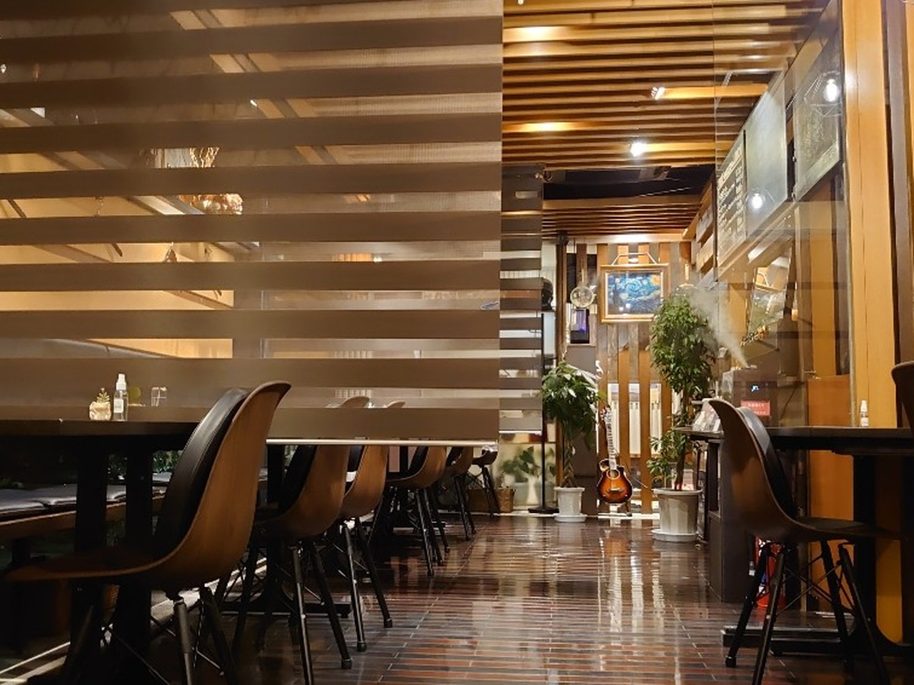 天井部には木目の格子が張りめぐらされ、そこから漏れる灯りが、フロアをやさしく照らし出す。