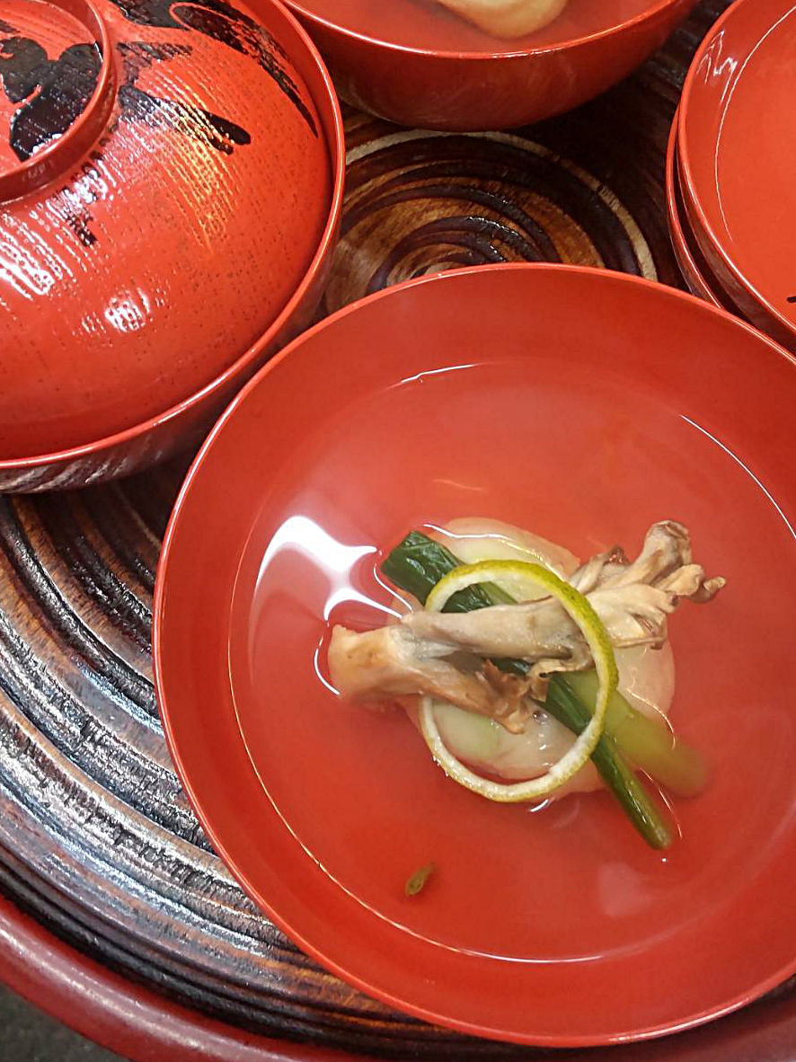 自家製真丈のお吸い物｜『日和』では、お吸い物の具に使う真丈も一つ一つ手作りしている。