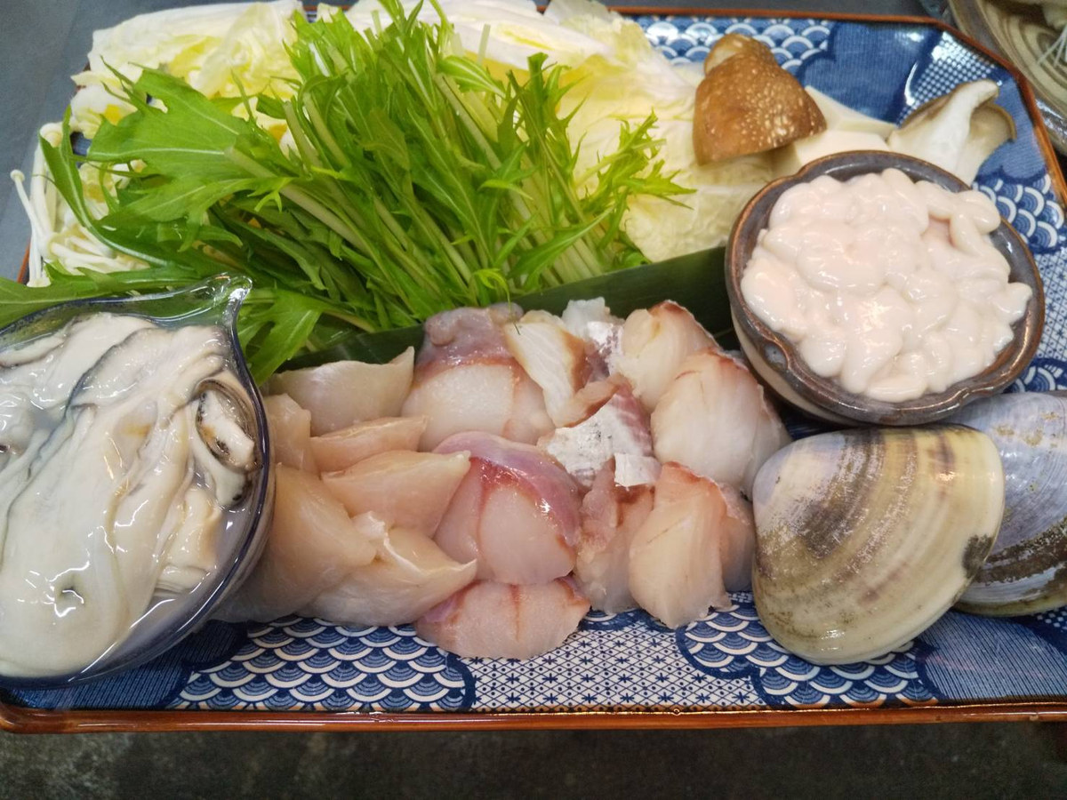 気の置けない仲間と鍋料理｜寒くなればなるほど人気の高い「海鮮鍋」。他にも、ふぐ、すっぽん、鴨、カニ、...