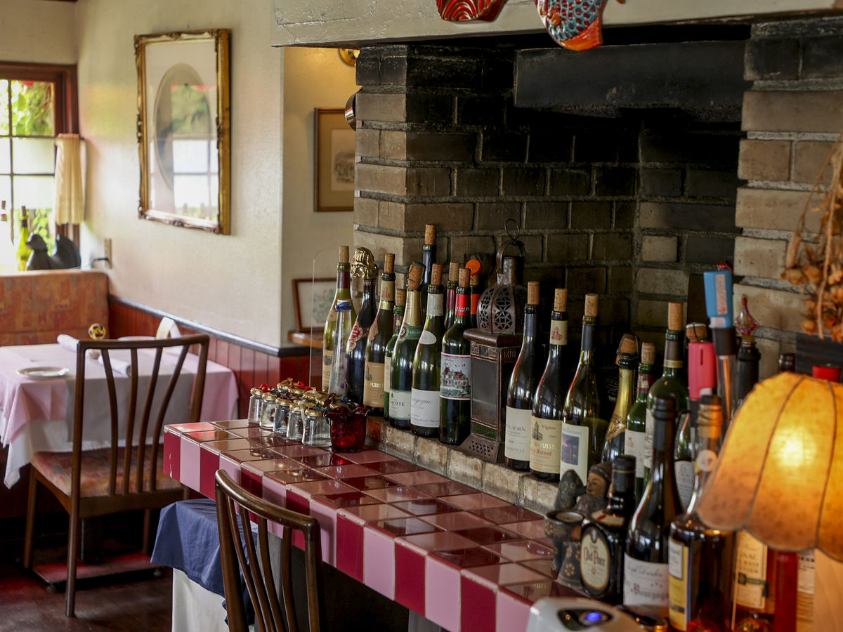 幻想的であり 穏やかであり｜居心地の良さも料理のサービスのひとつ。過去に訪れた時に一緒に来た人とのひ...