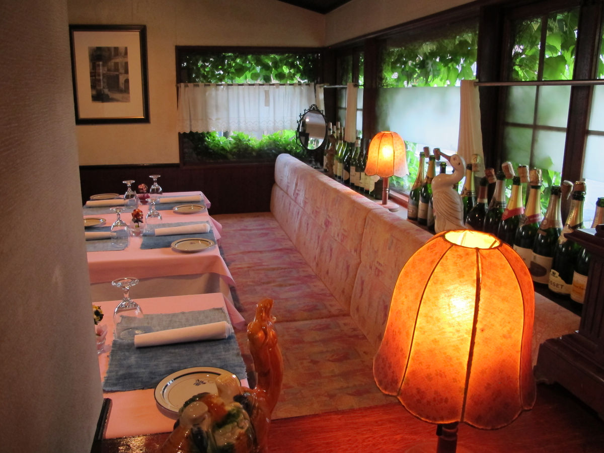 クラシカルな店内に癒される｜扉を開けるとそこには1980年代の世界が広がっているかのよう。かつて訪れたこ...