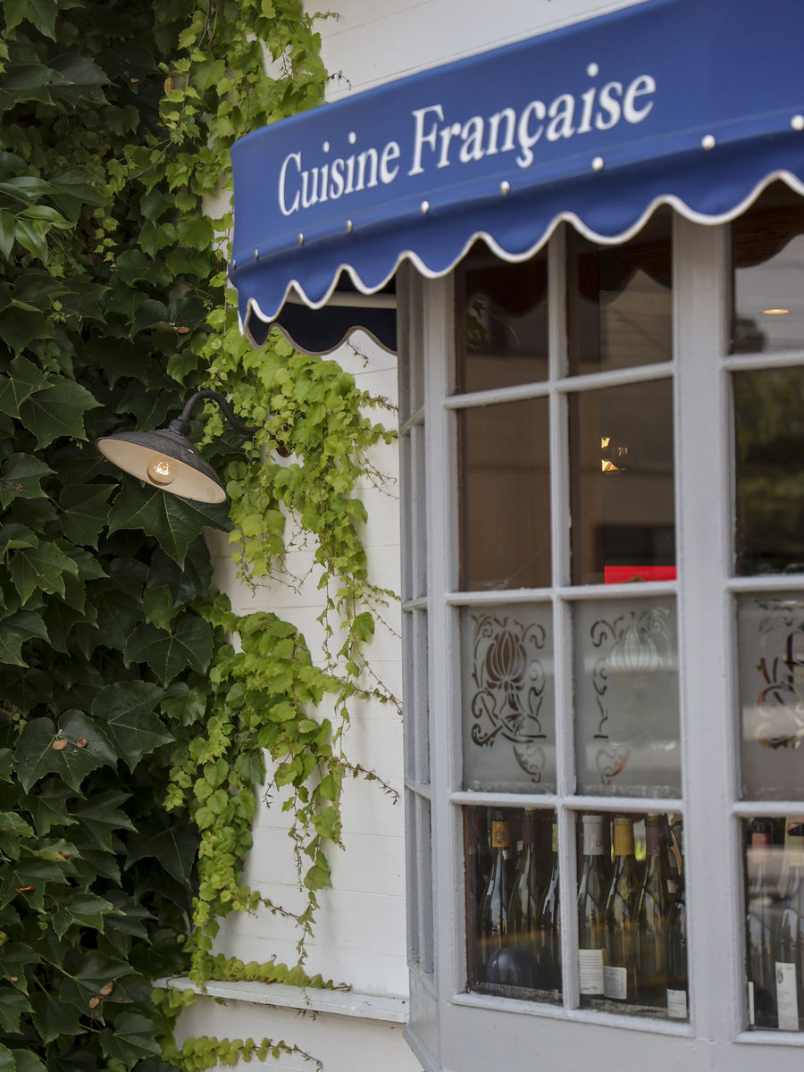 あらかじめご予約を｜フレンチのコースはまるで物語のよう。季節の食材はフランス料理の伝統に基づいた技法...