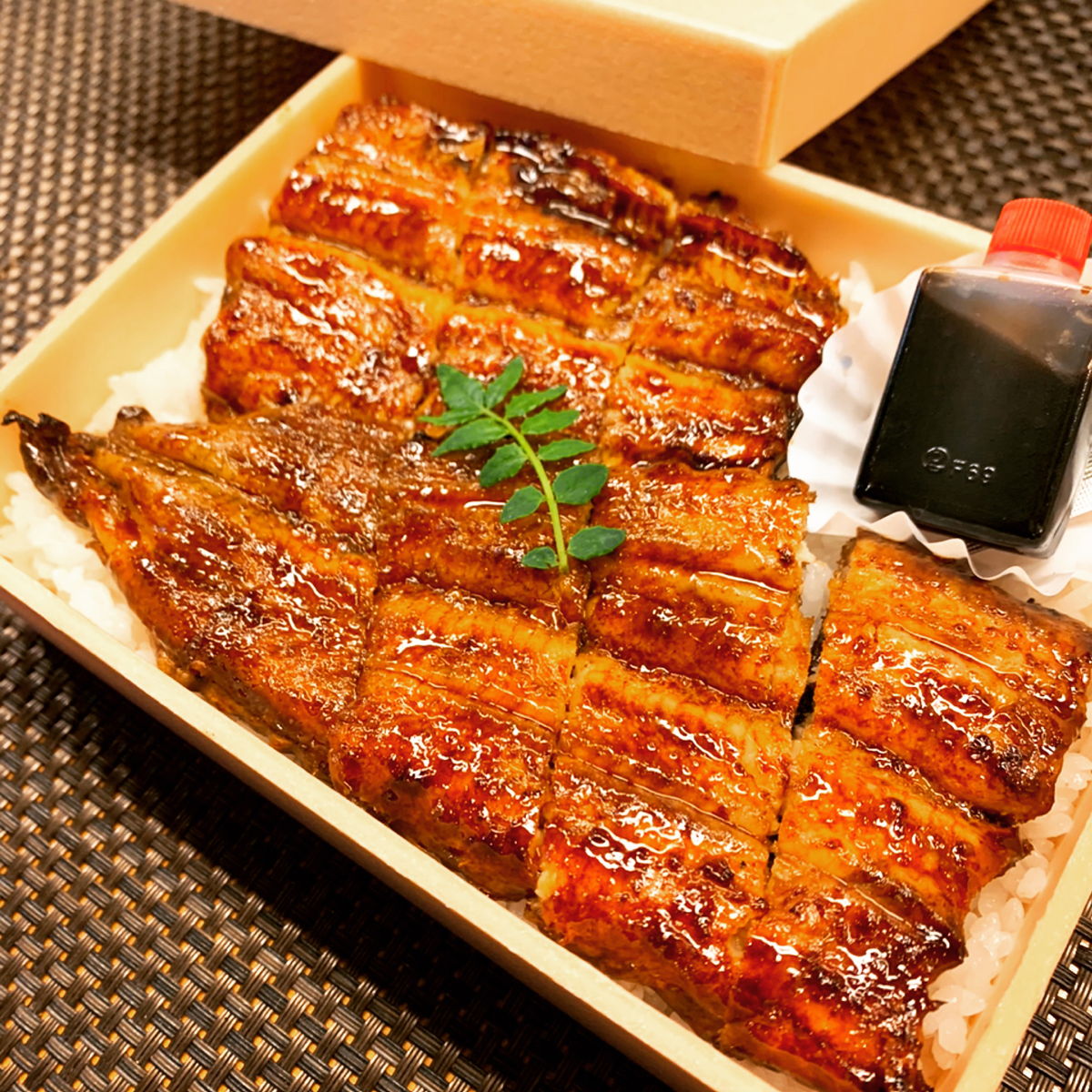 特製うなぎ弁当…(並)2,500円、(上)4,400円