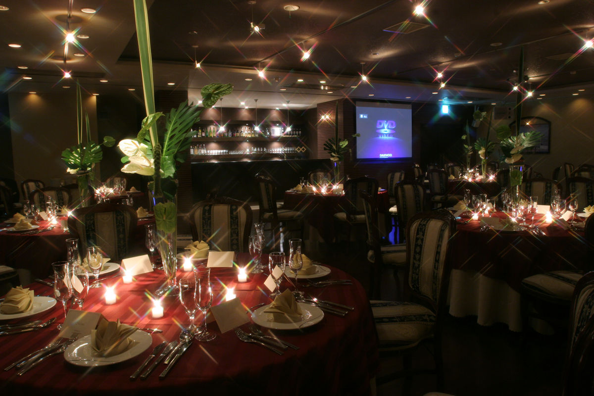 アフロディーテとはイタリア語で「愛と美の女神」。愛と美であふれる結婚披露宴会場には幸せな思いが詰まっ...