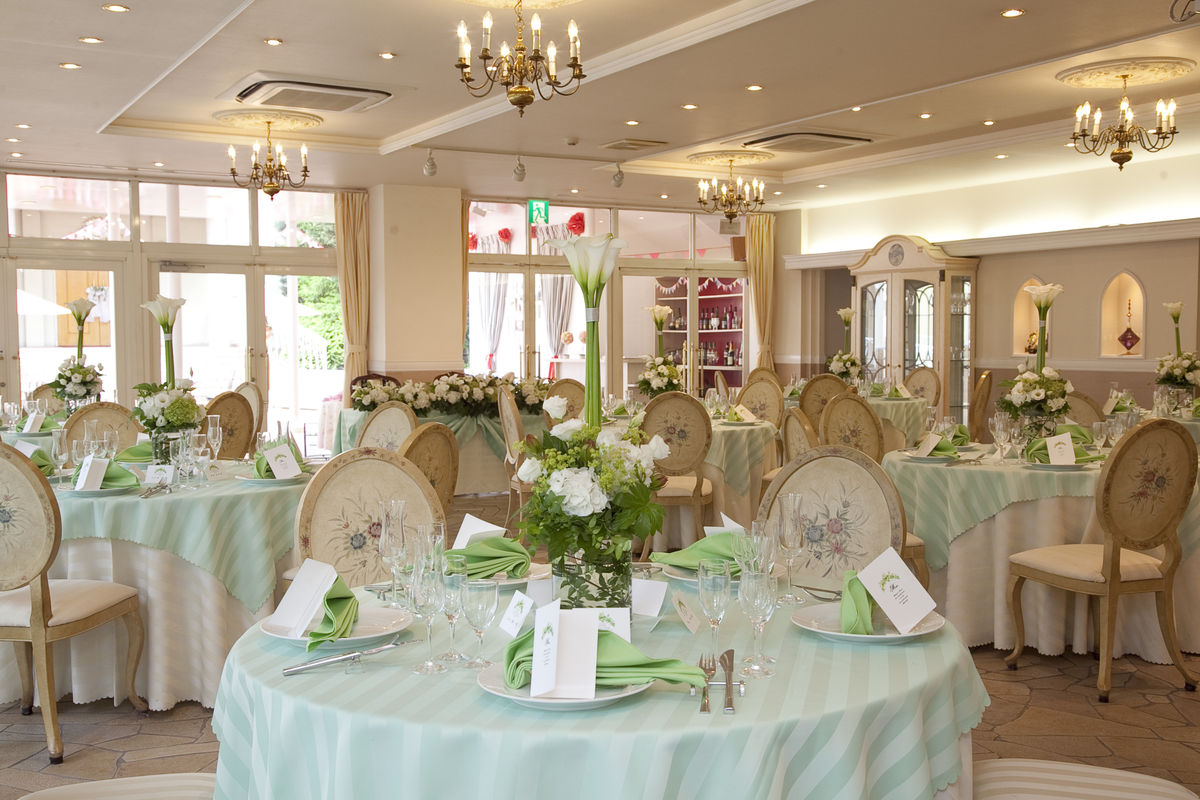 プロジェクターや音響設備・ステージも完備なので、研修や展示会に講演会、イベントからの食事会といったト...