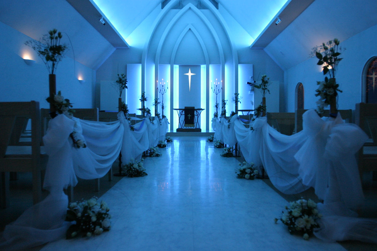 サムシングブルー アペックス教会｜淡いブルーの光に包まれた幻想的な空間は、着席で80名まで参列出来る壮大...