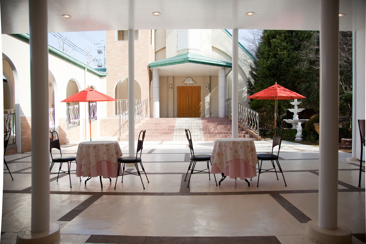 テラス席｜教会へと続くテラス。このオープンテラスを会場にすることもできる。また、毎年恒例のビアガーデ...