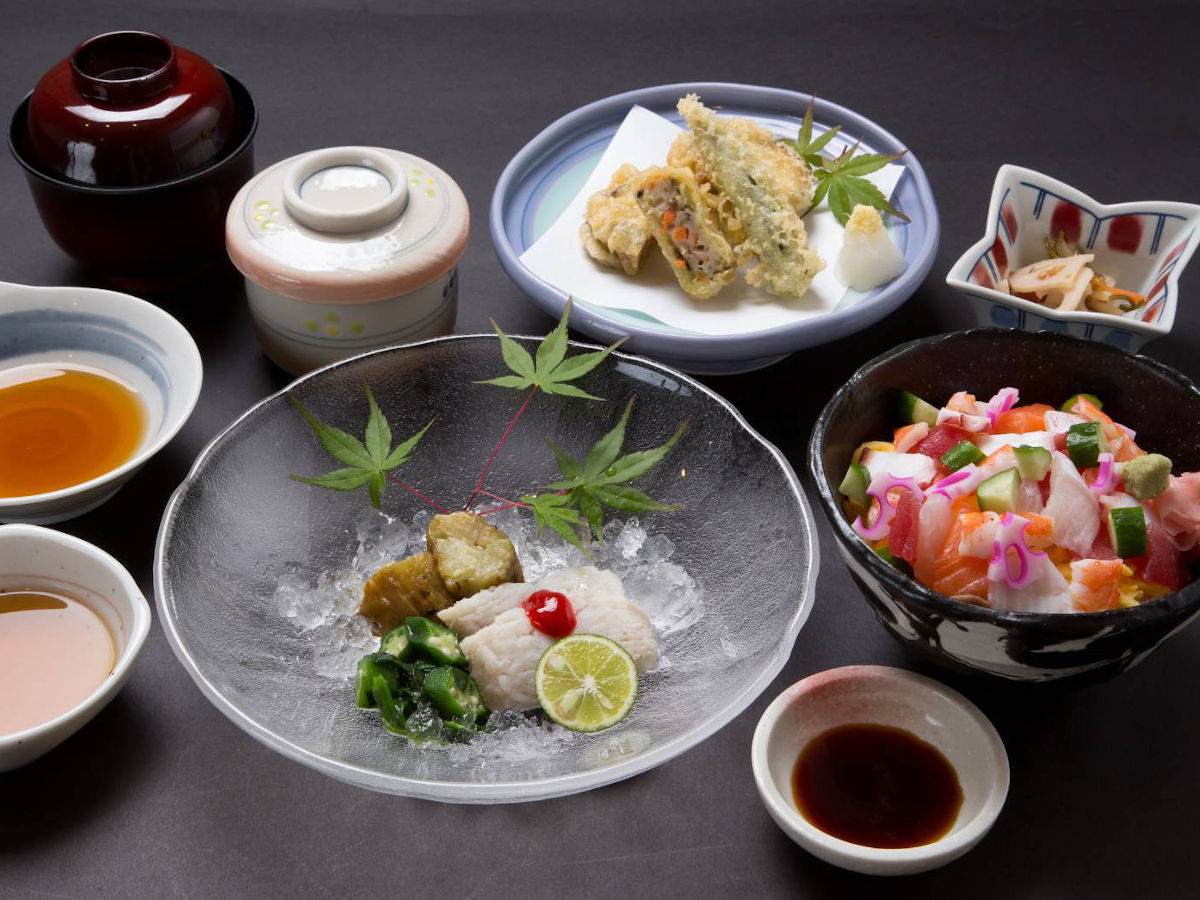 涼風(りょうふう)御膳…2,585円｜湯引きハモと焼き茄子、海老と野菜の天婦羅、小鉢、海鮮ばらちらし、茶碗蒸...