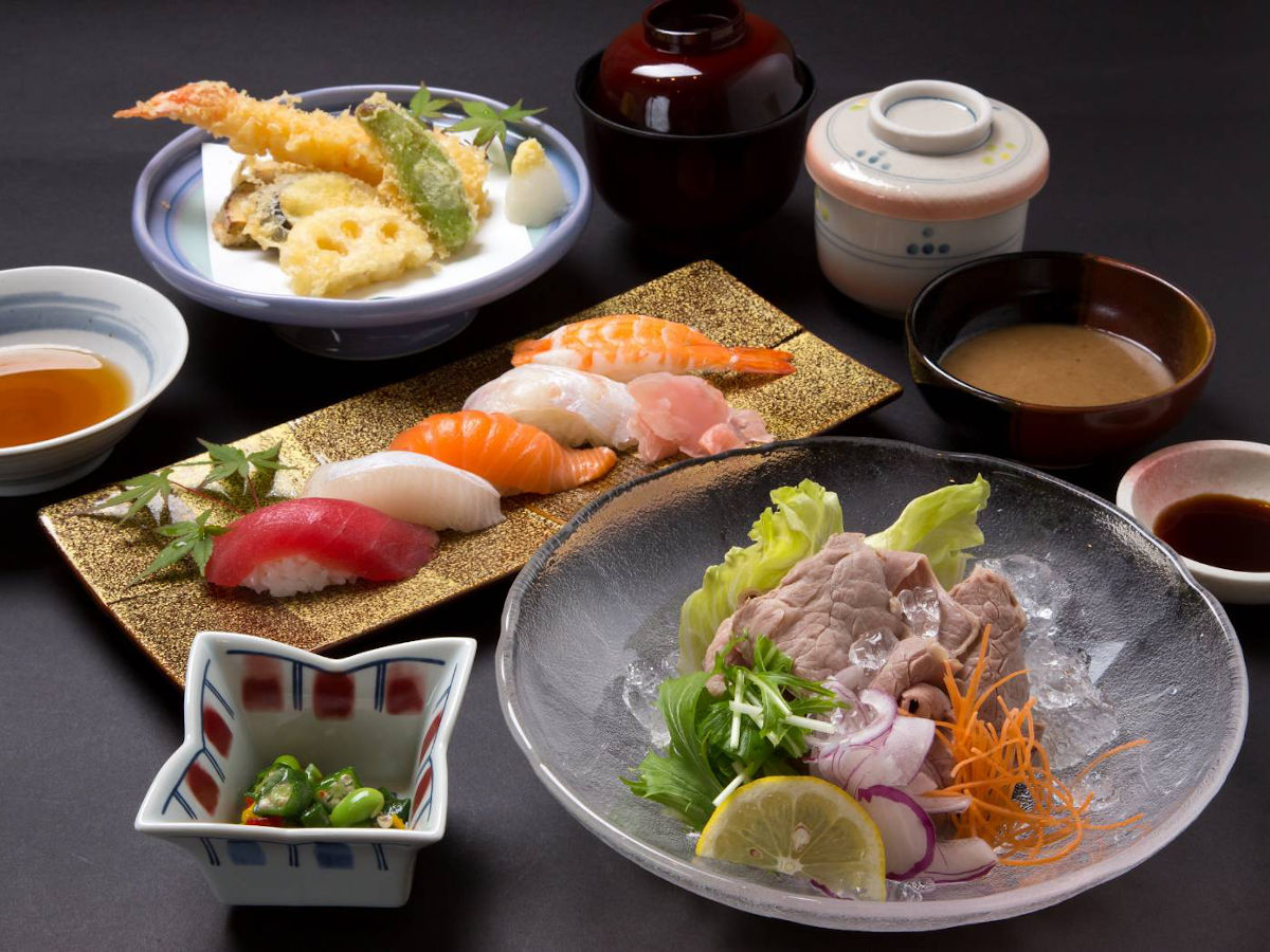 納涼(すずみ)御膳…2,915円｜和牛冷しゃぶ、海老と野菜の天婦羅、小鉢、寿司盛り合わせ、茶碗蒸し、赤だし