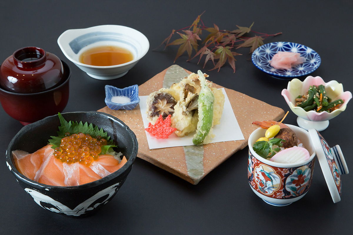 野菊(のぎく)御膳…2,475円※昼のみ｜海老とキノコの天婦羅、小鉢、サーモンといくらの親子丼、茶碗蒸しなど