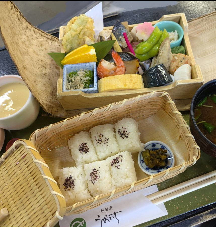 《お昼限定》 四季散策弁当2,000円。1日10食の限定ランチ。御飯、赤だし、茶碗蒸し、デザート。