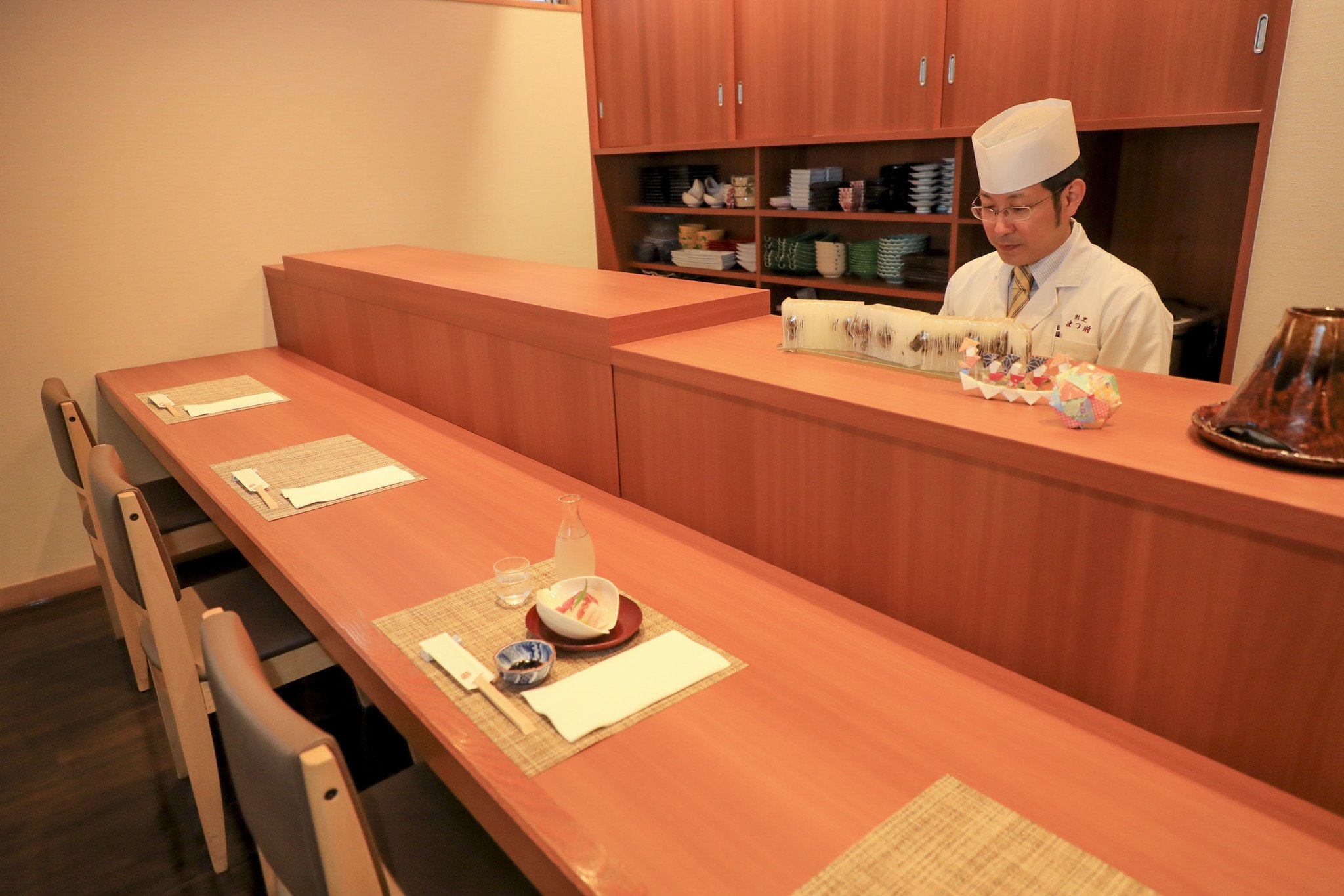バリアフリーなカウンター席｜店内には様々なスタイルの座席があり、なかでもカウンターは車いすでそのまま...