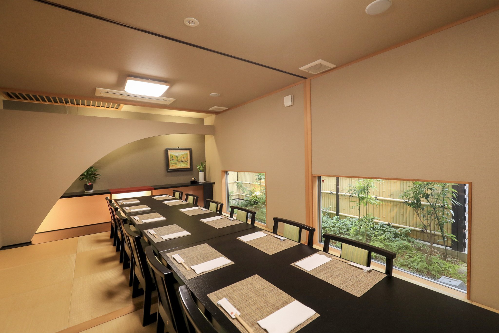 モダンな個室は最大14名｜2部屋ある個室の仕切り壁を外すと最大14名まで収容可能。ご親族揃っての食事会や、...