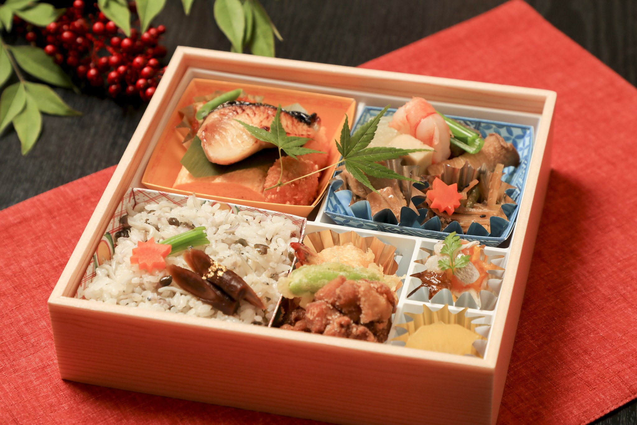 松花堂弁当…3,780円｜旬を楽しめるお店の味をそのままに、色彩豊かなテイクアウトメニュー。ご希望の日時に...