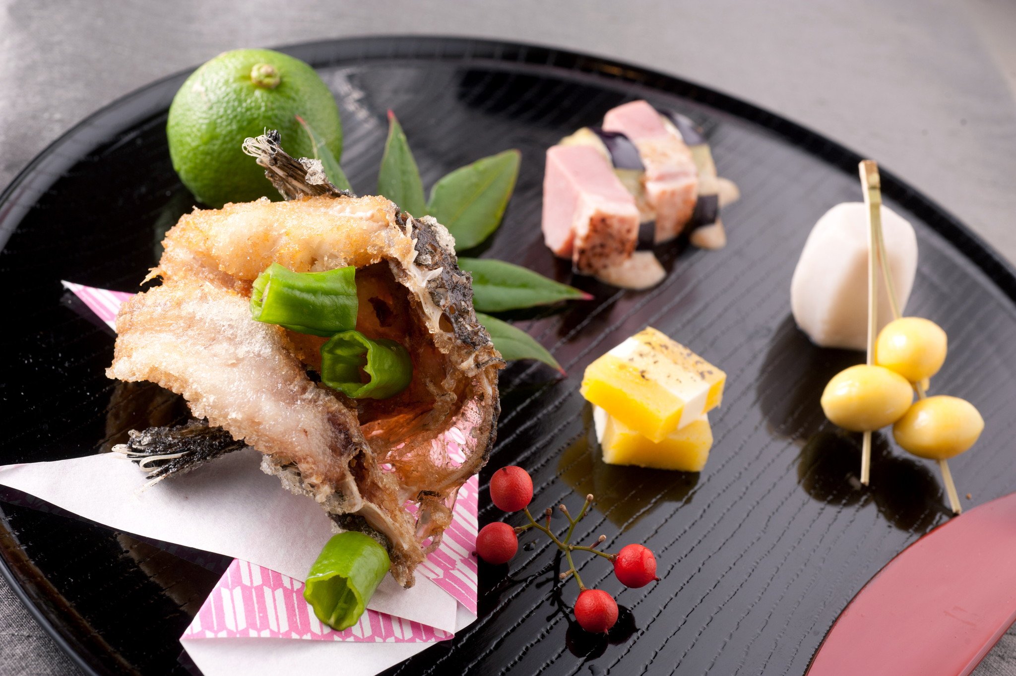 京都をはじめ、全国各地で日本料理の腕を磨いた店主。その修業時代のルートを伝い、全国の港から四季折々の...