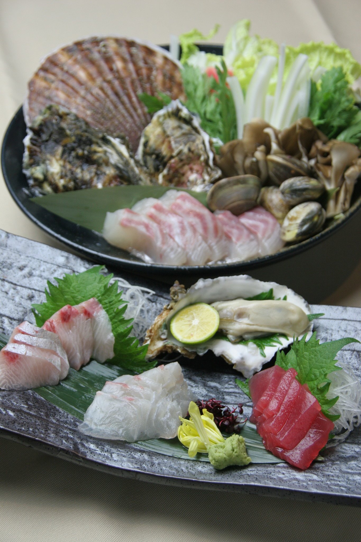 鮮度抜群！紀伊半島産の帆立や牡蠣をはじめとした魚介の鍋と、鯛などのお造り。鍋のスープは、天然出汁の甘...