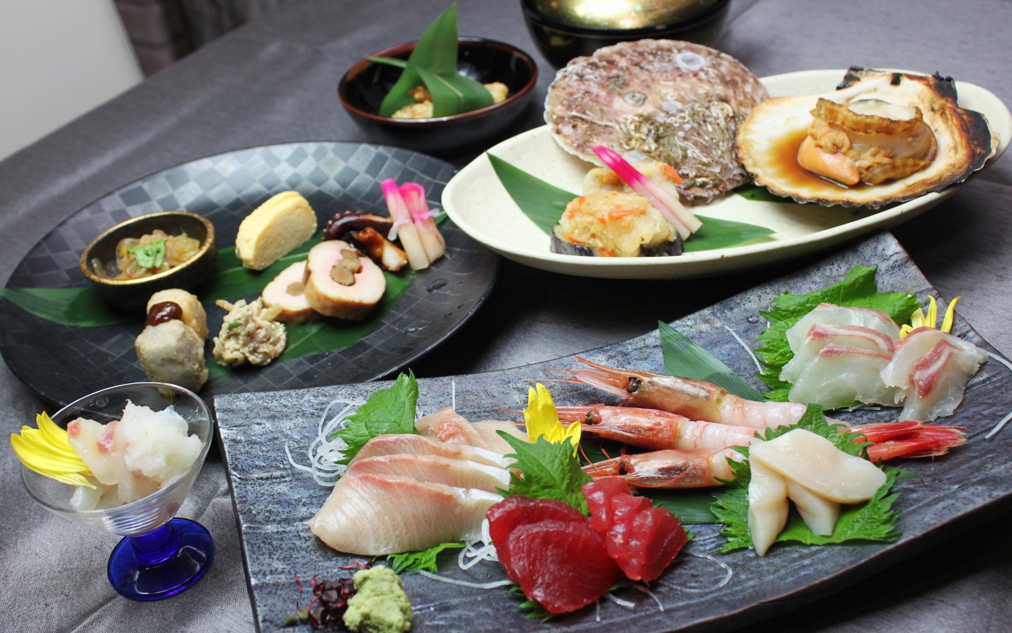 日本料理コースのイメージ。季節や仕入れによって替わるが、旬のお造り盛り合わせ、旬材を使った前菜、鍋（...