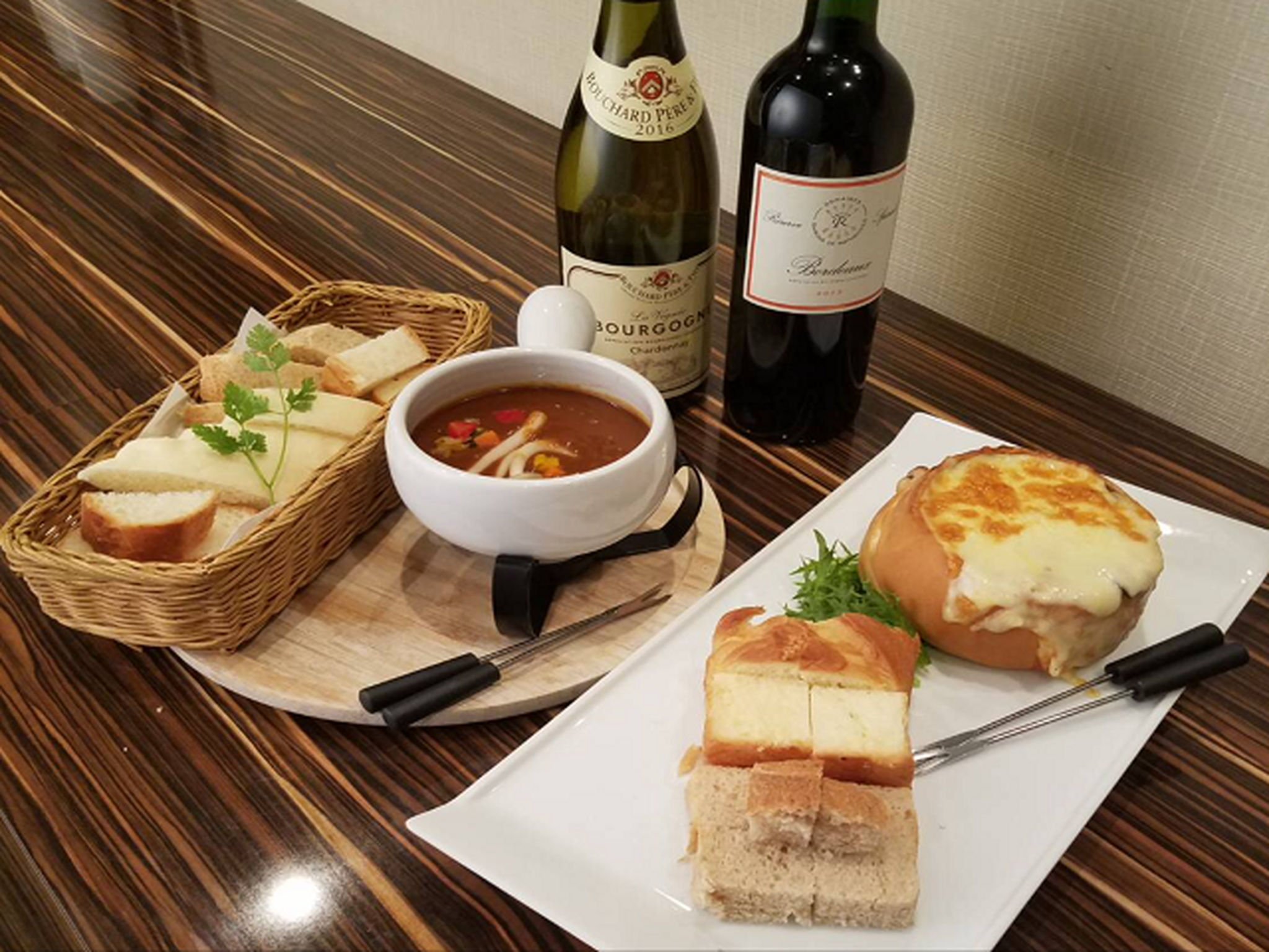 デミグラスソースの効いたシチューフォンデュ(1,650円)とチーズグラタンフォンデュ(1,430円)。