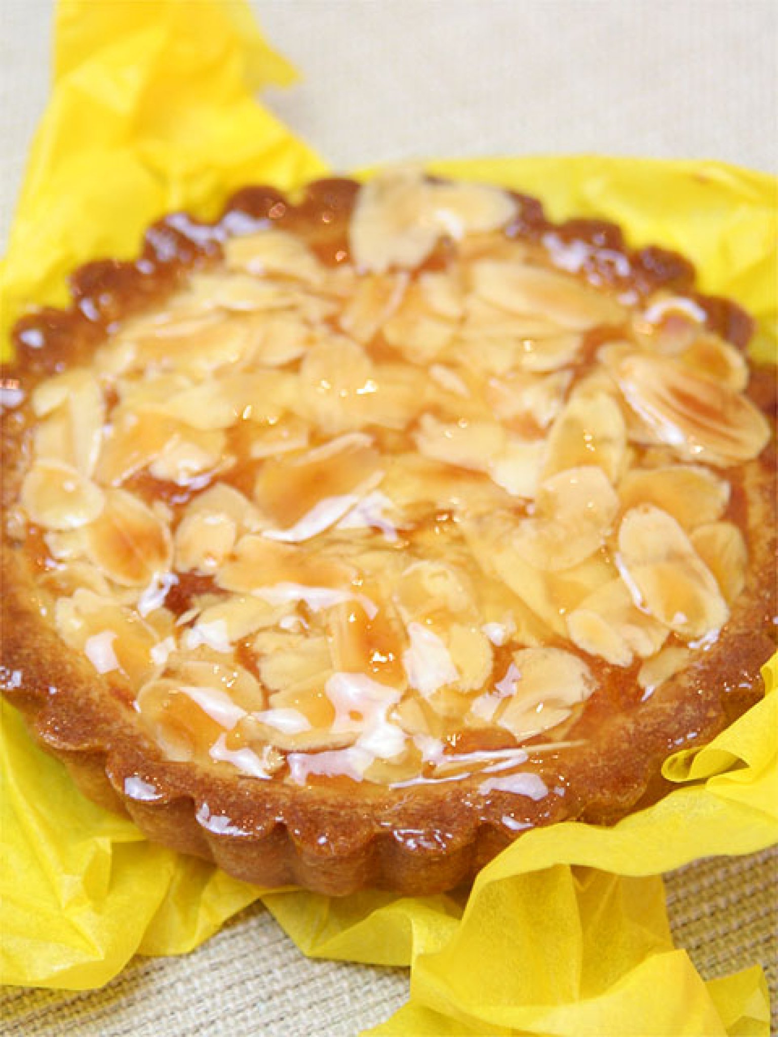 アーモンドのタルト(12cm)…820円｜口に入れると広がる、ぎっしり詰めたアーモンドの豊かな香り。サクサクと香...