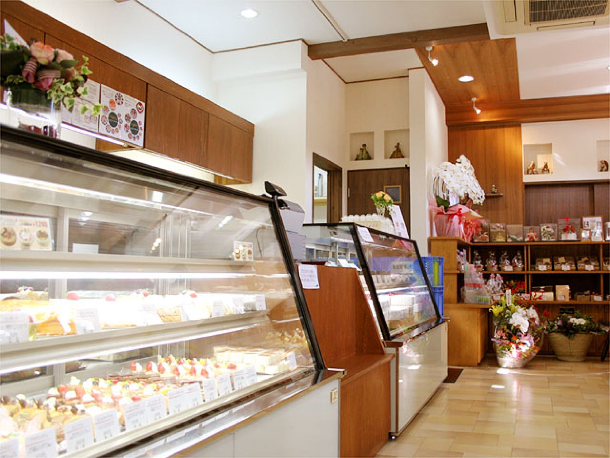 店内｜オーナーの気さくな人柄が表れたアットホームなショップ内。生菓子はアントルメを含め、定番とオリジ...