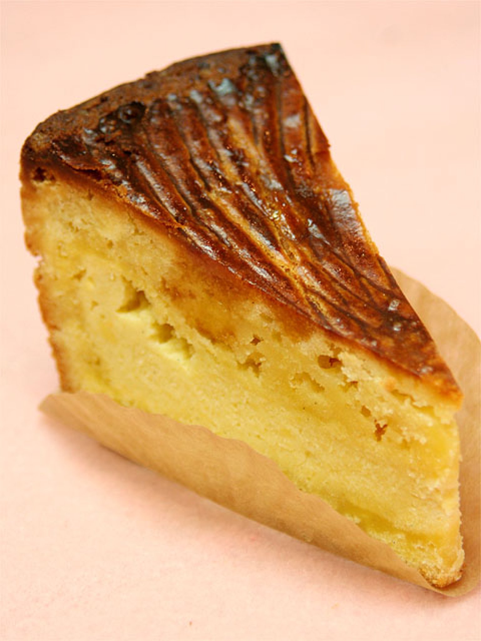 ガトーバスク…460円｜ESAKIの人気No.1！ザックリと焼きこまれた外側の力強く軽快な香ばしさと、甘さ控えめでや...