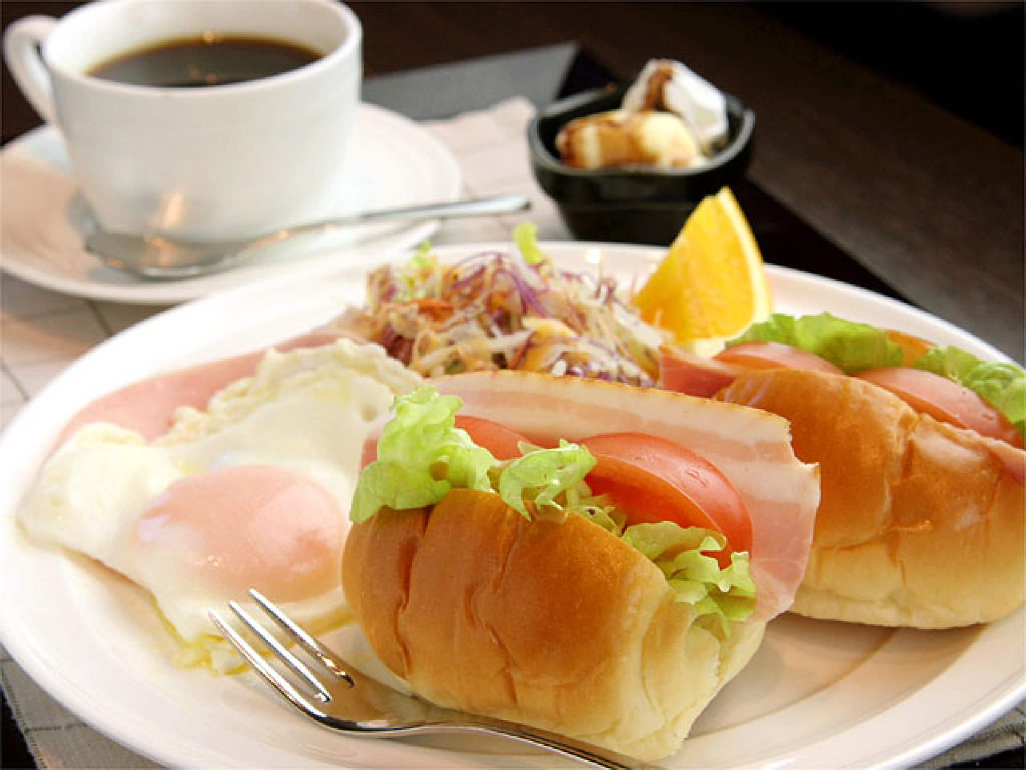 モーニングセット…ドリンク代プラス450円。ハムエッグ・サラダ・フルーツ・小鉢・ミニデザートが付いた、ち...