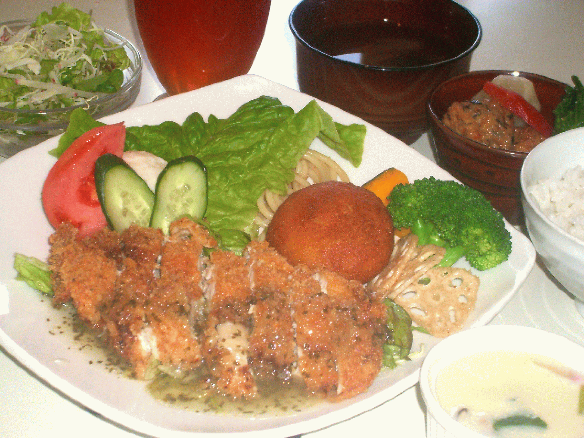 おすすめランチセット…1,200円(写真はチキンカツ～バジルソース仕立て～)。毎日訪れても飽きない、そのレパ...