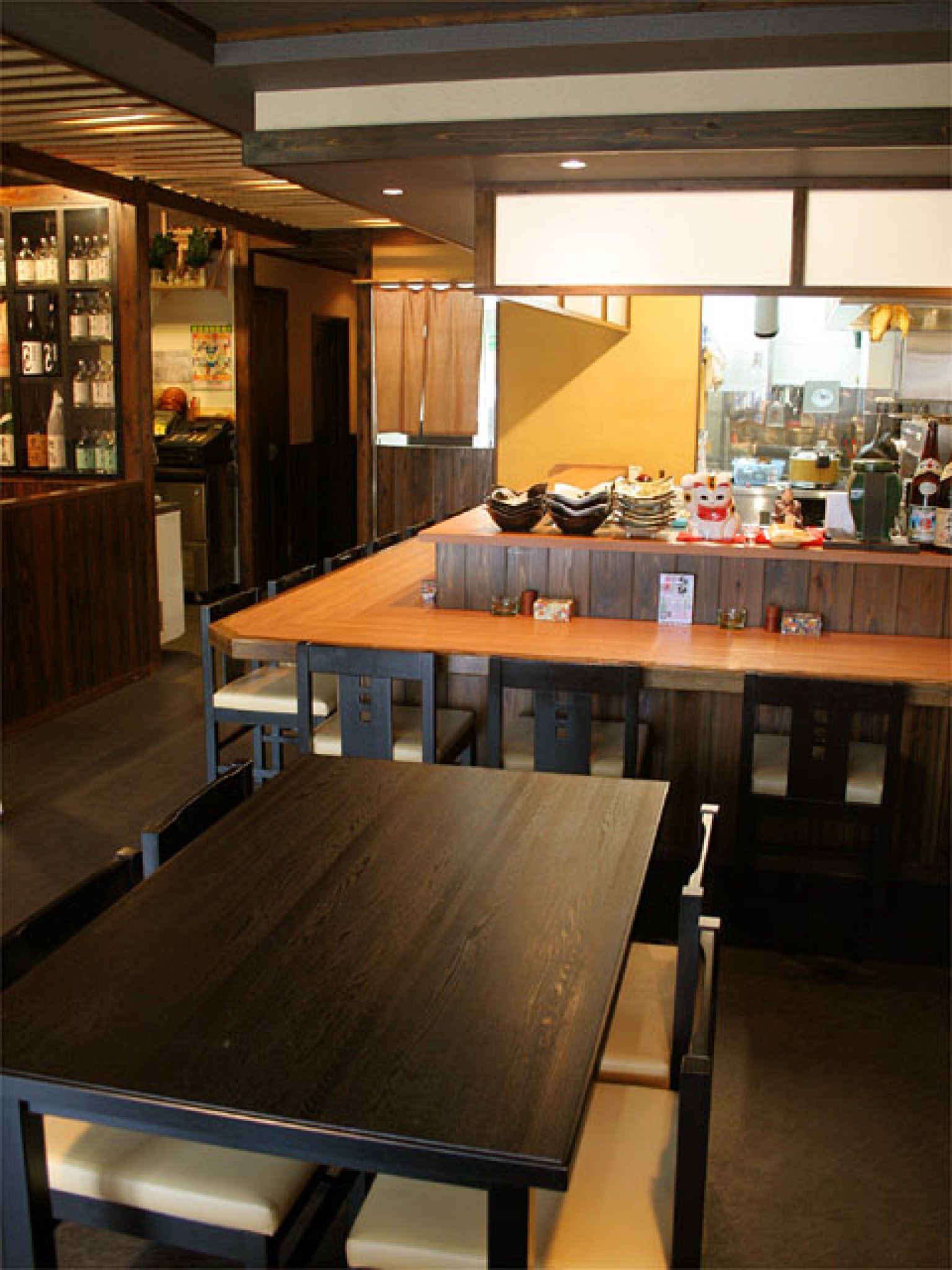 夜営業時になると、カウンター上に煮物などの大皿料理が並ぶ。その日の気分であれこれつまみながら、気軽に...