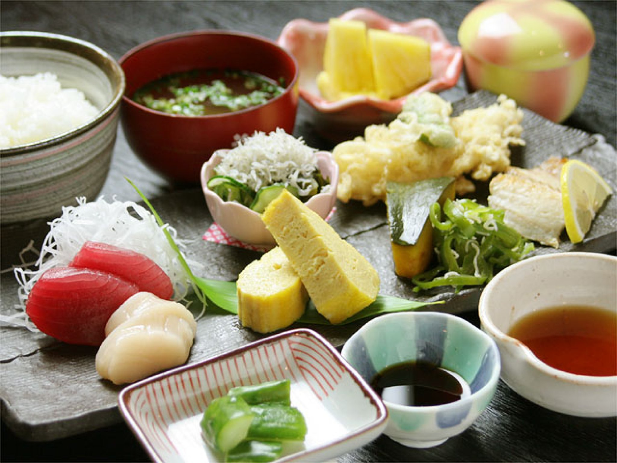 日替定食(ランチ)…1,250円｜3種類のランチからお選びいただける、日替定食。(※写真は一例です)