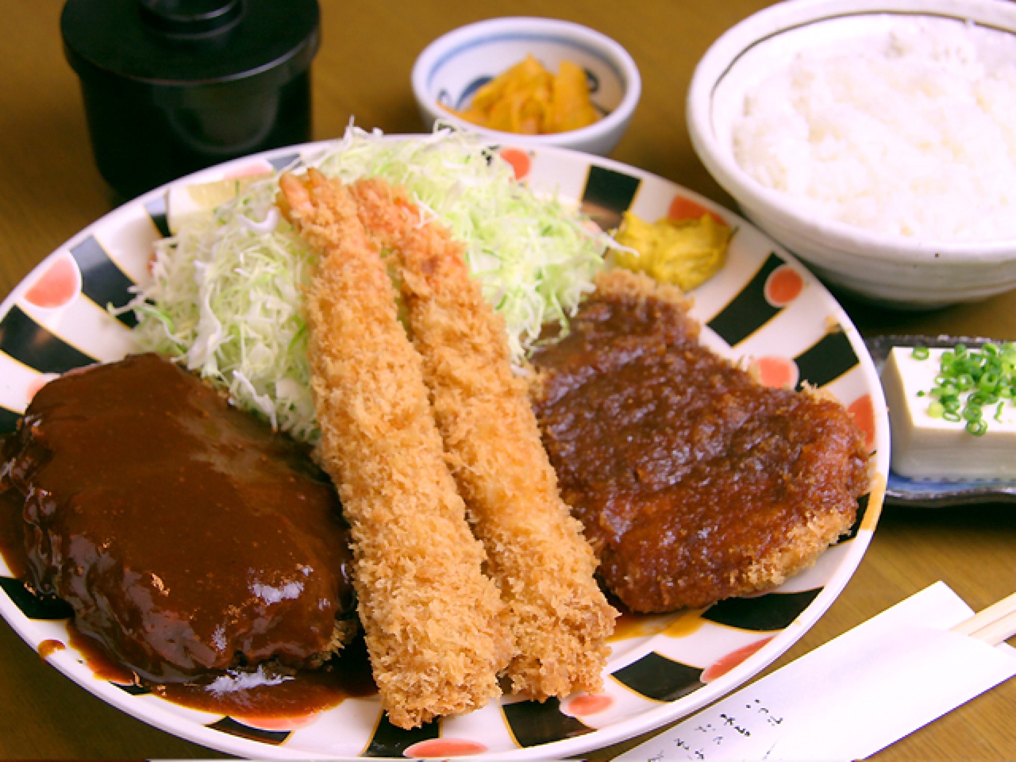 よくばり定食｜小えび2尾とみそひれ1枚、小ハンバーグが一つのプレートに乗ったよくばり定食。※日曜、祝日...
