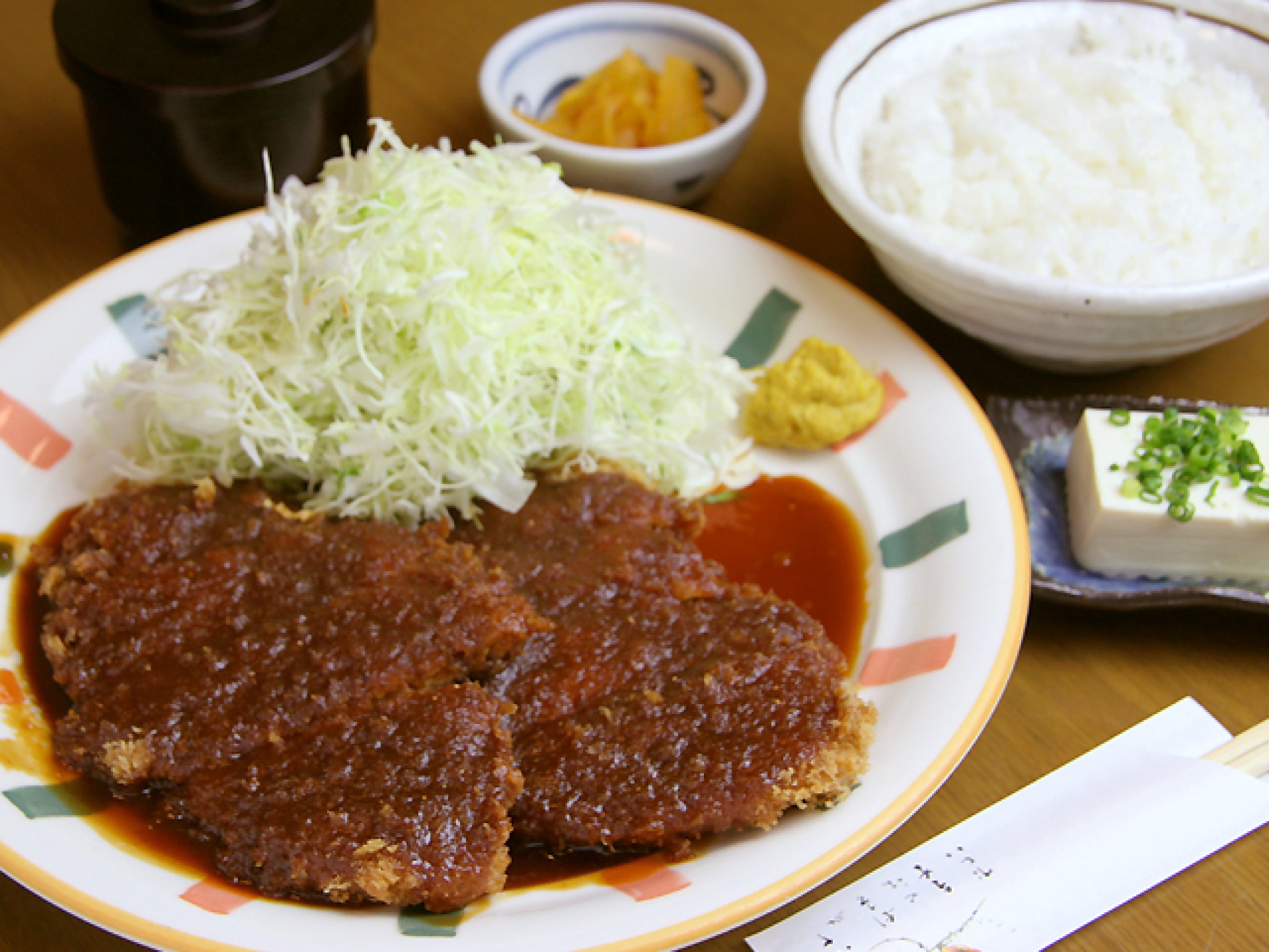 ひれかつ定食｜ひれかつ(2枚)定食(140g)は女性に人気。こちらもソースは3種から選べる。3枚(210g)もあるので、ガ...