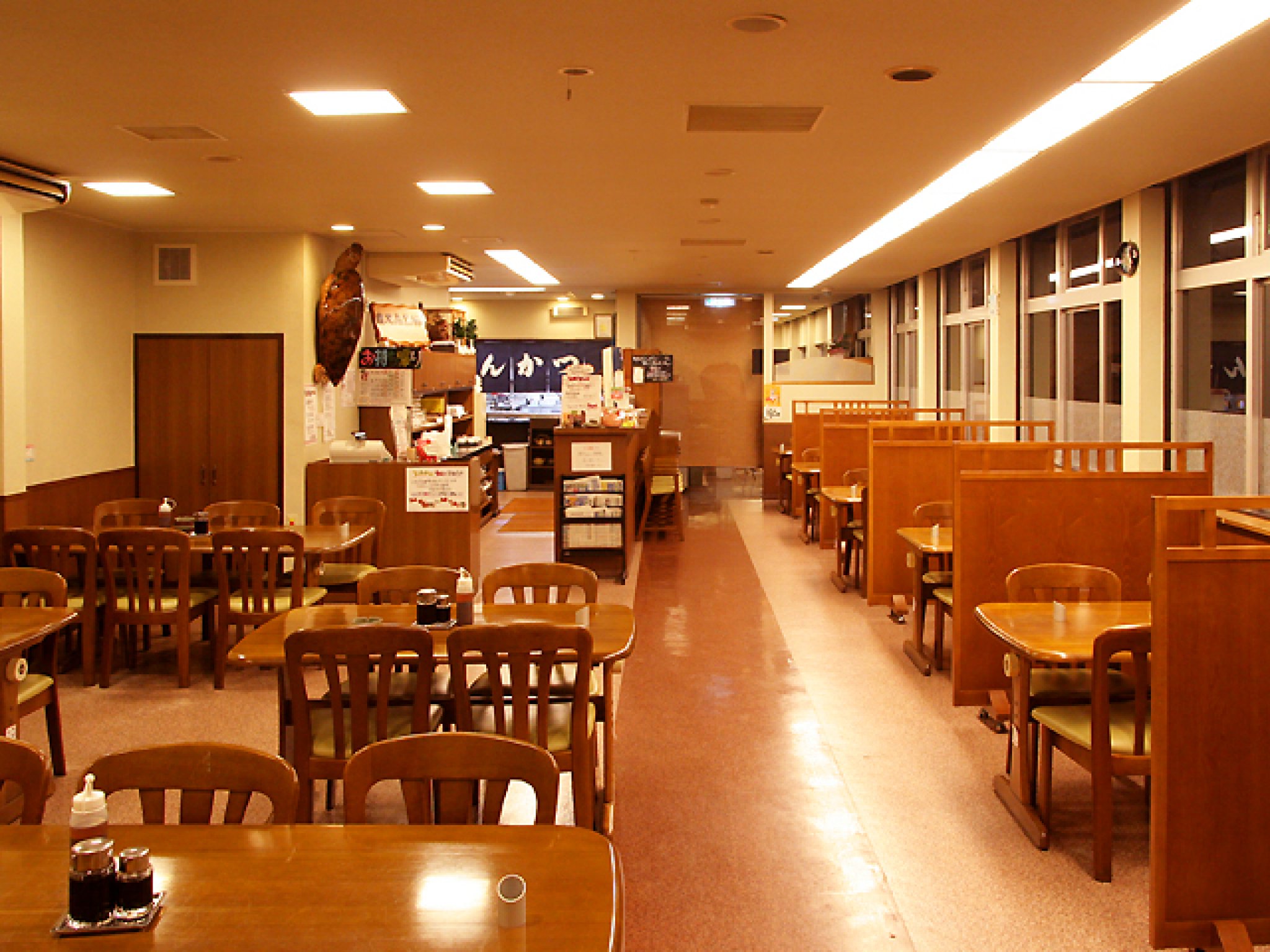 総席数80席｜広くゆったりした店内に80席が並ぶ。席の予約は受け付けていないが、お持ち帰りの予約はできる...