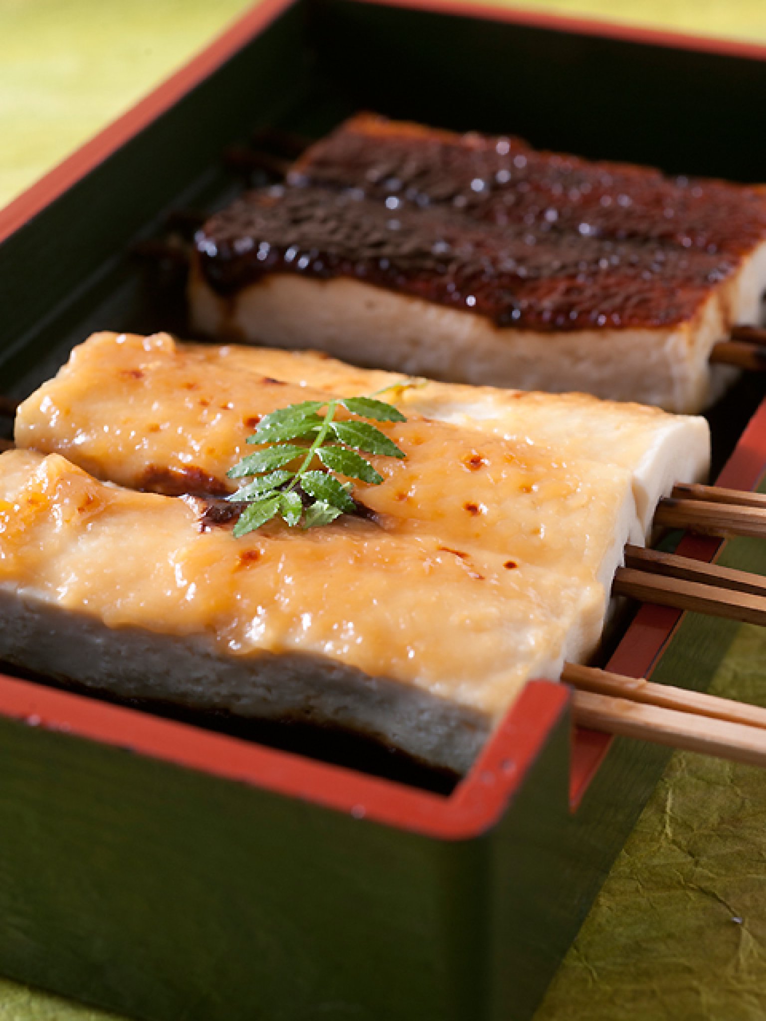 創業当時からの味を守る田楽は、豆腐、いも（各580円）、つぶ貝（600円）の3種類。八丁味噌と白味噌が片面ず...