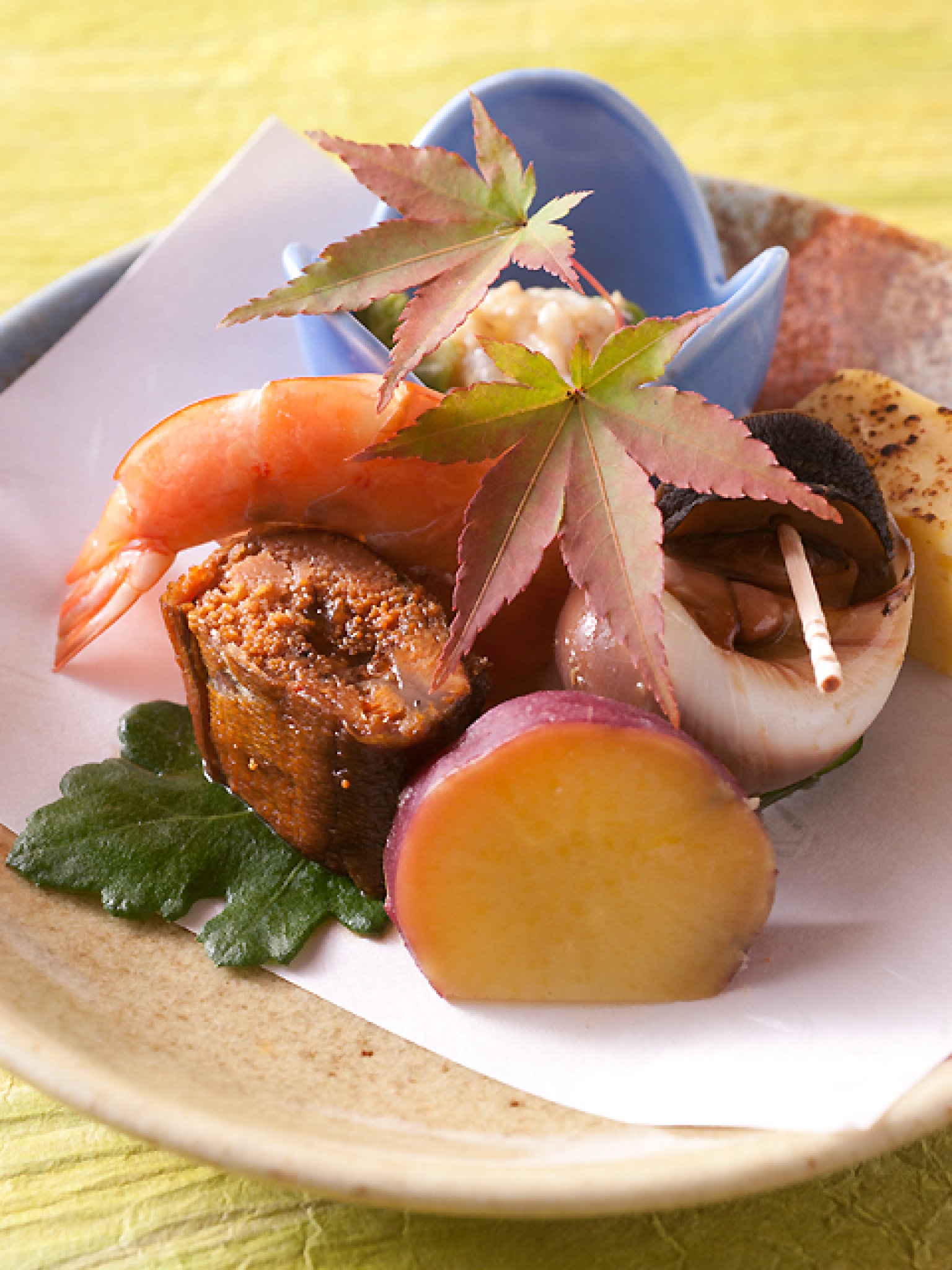 会席料理の前菜の一例。季節の食材を使った前菜は、彩りも鮮やかで、目でも楽しませてくれる。窓の外に広が...