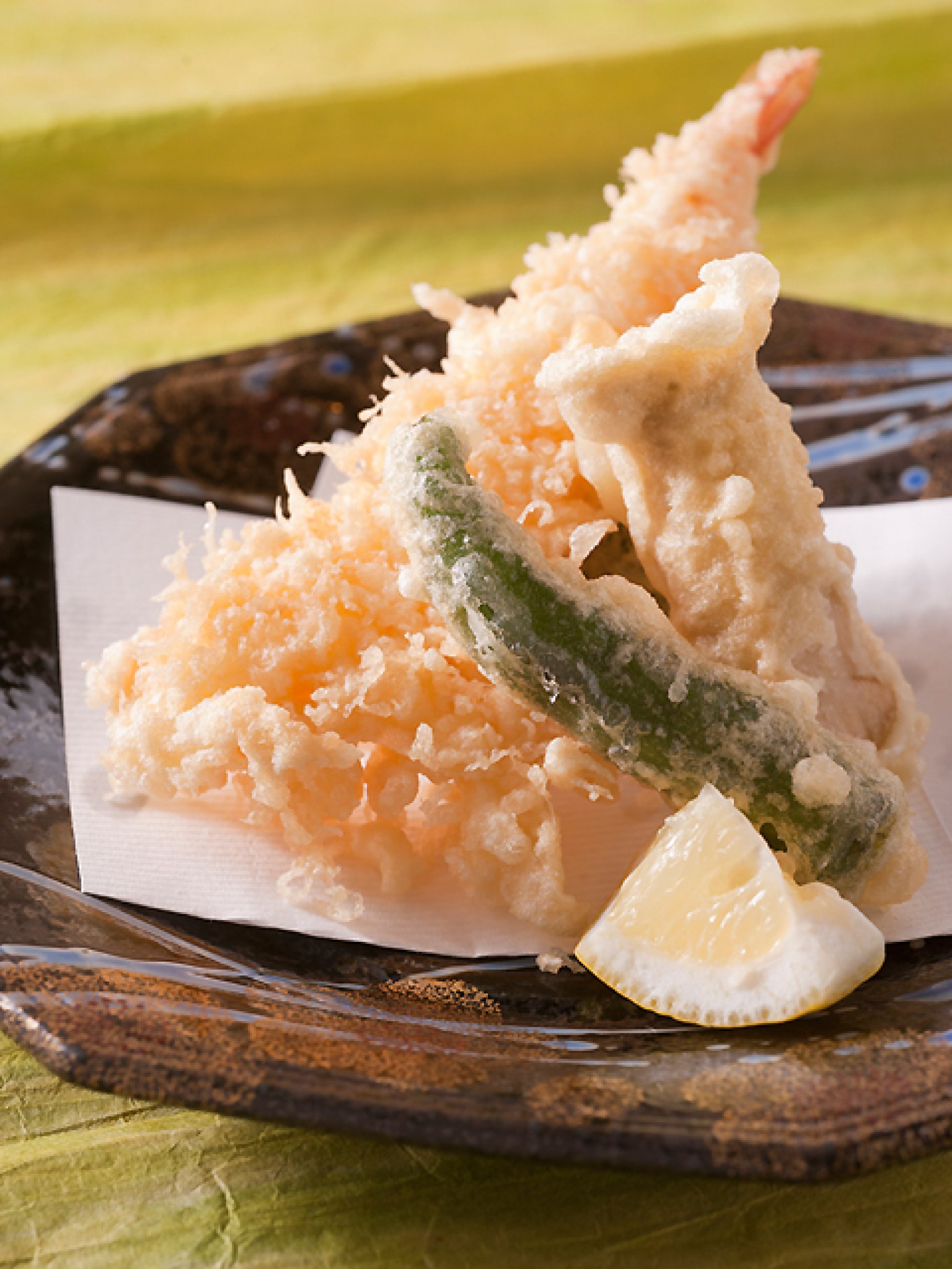 会席料理の揚げ物の一例。個室の会席料理のほか予約なしでもOKの大衆席（一般席）も用意され、名物の田楽や...